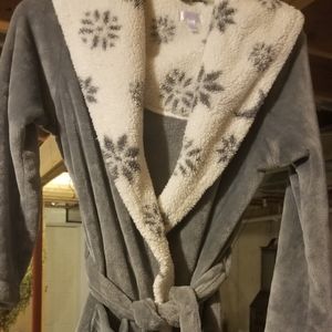 Robe, Gray with snowflakes Size Medium